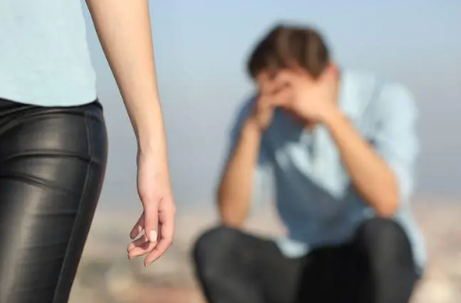 男人不想真分手的表现分析 怎么判断男人放下你了67894