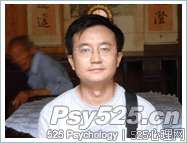 曾奇峰<br />　　精神科副主任医师<br />　　首期中德高级心理治疗师连续培训项目学员<br />　　武汉中德心理医院创始人、首任院长（1988年）<br />　　中国卫生专业技术资格考试专业委员会成员<br />　　中国心理卫生协会精神分析学组副组长<br />　　华中地区组长<br />　　德中心理治疗院（在德国注册的机构）中方委员之一<br />　　中华医学会武汉分会精神医学委员会委员<br />　　华中科技大学同济医学院心理卫生研究中心学术委员会委员<br />