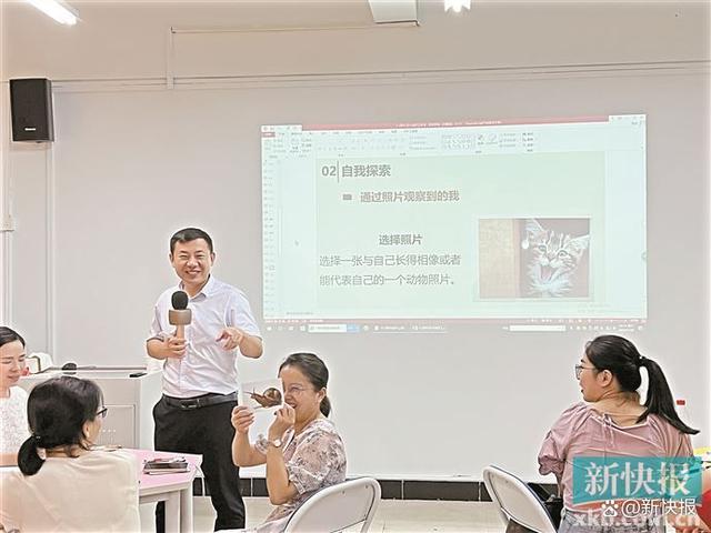 照片疗愈师张喆在某高校开讲座。