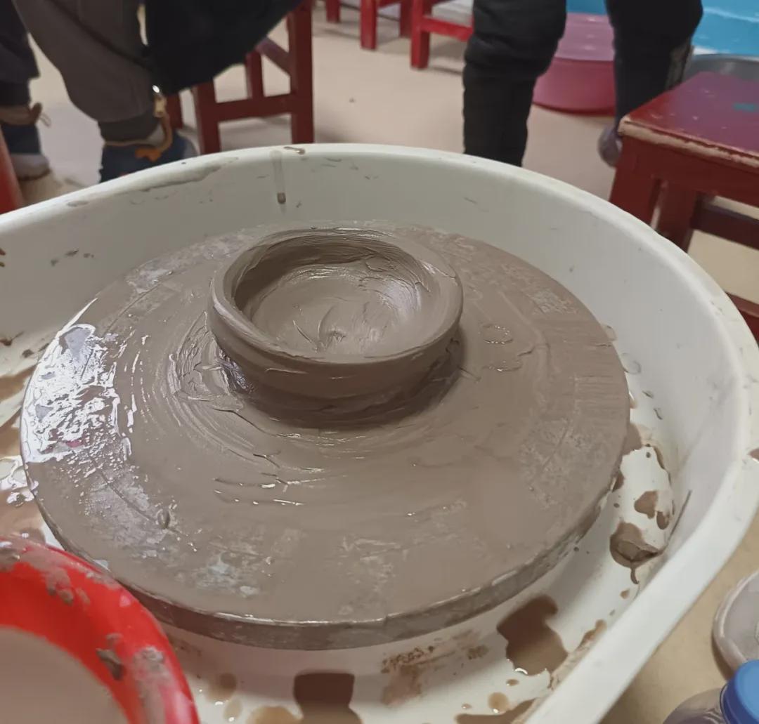 志愿者们与孩子们亲切互动