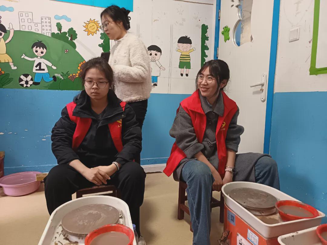 志愿者们与孩子们亲切互动