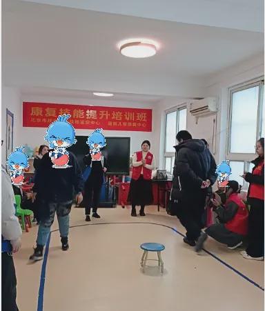 志愿者们与孩子们亲切互动