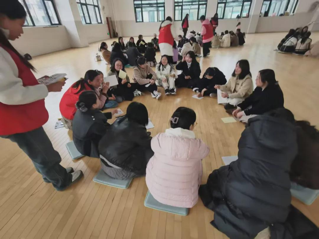 程士钊院长带队为八一小学教师进行团辅活动
