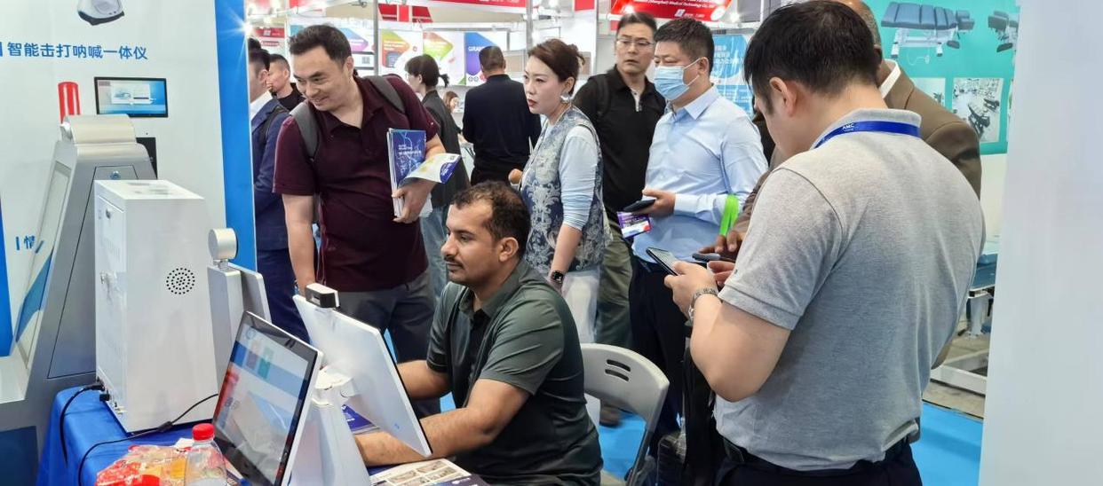 图2：与会国内外代表体验AI无接触心理风险评估系统