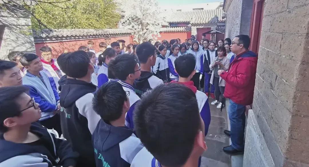 在社会参与方面