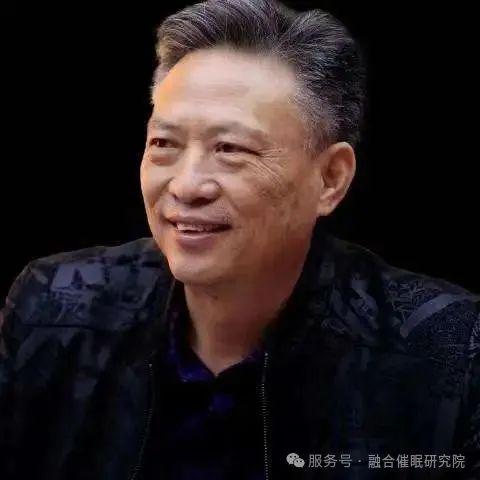 王 德 锋        