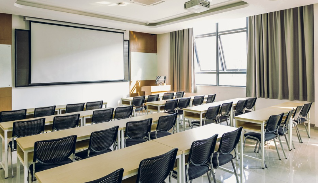 7月25日，国务院常务会议部署逐步推行免费学前教育有关举措。