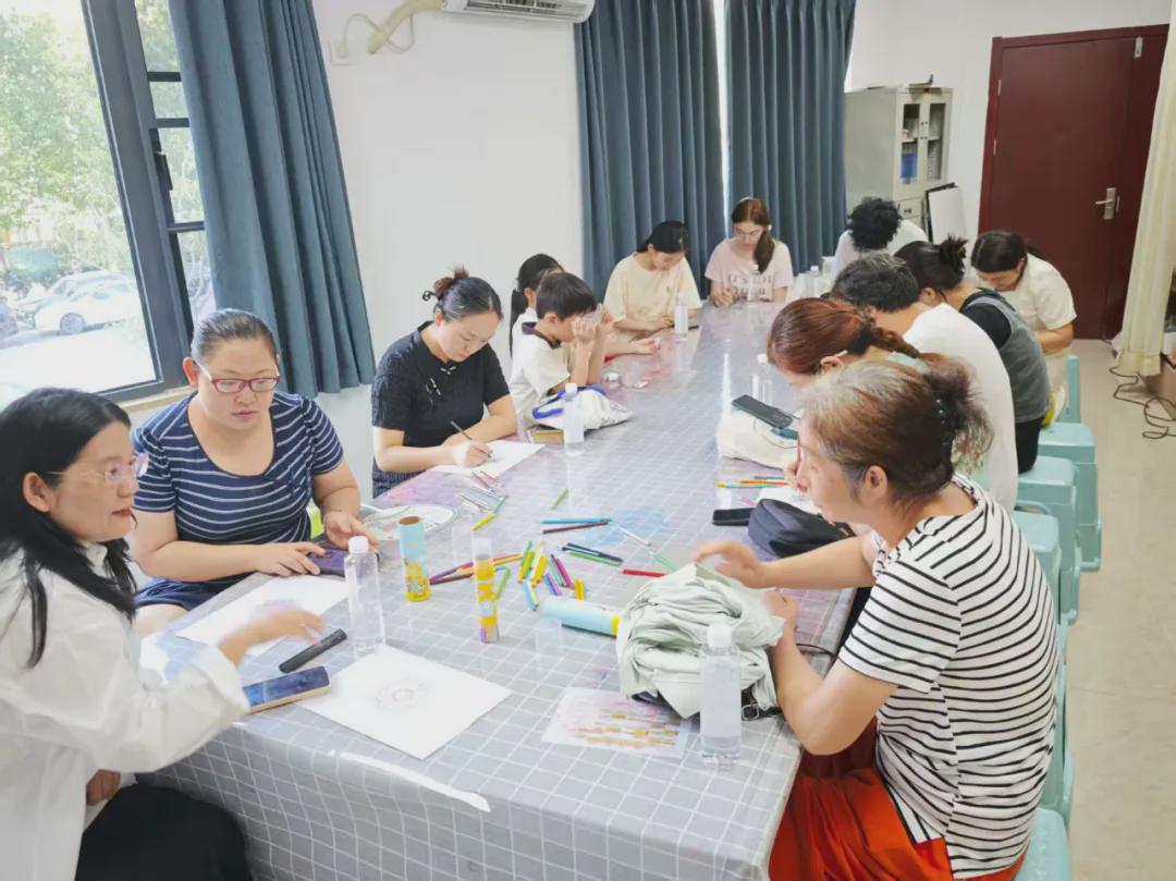 曼陀罗绘画助力家长缓解亲子学习焦虑